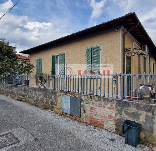 casa indipendente in vendita a Pietrasanta in zona Crociale