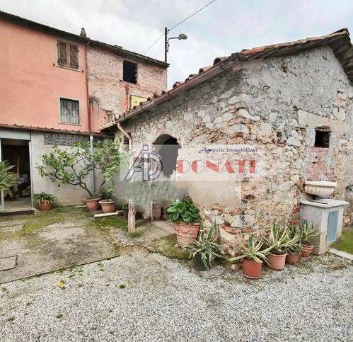 casa indipendente in vendita a Pietrasanta in zona Crociale