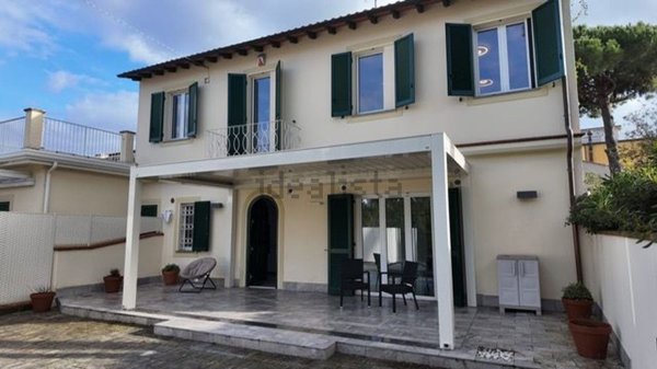 casa indipendente in vendita a Pietrasanta in zona Tonfano