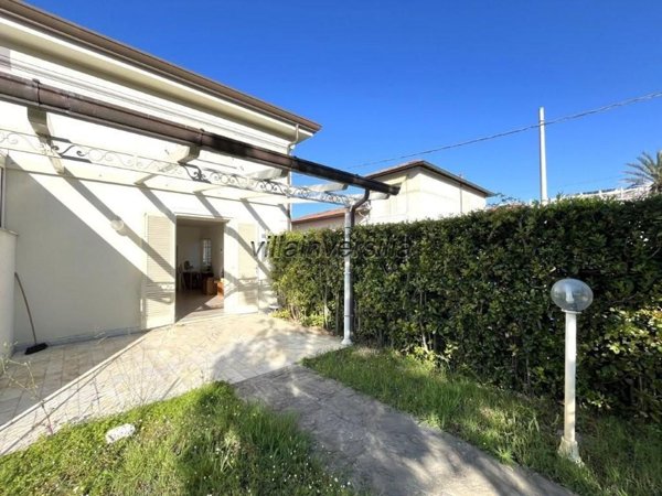 casa indipendente in vendita a Pietrasanta in zona Tonfano
