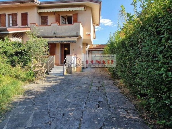 casa indipendente in vendita a Pietrasanta in zona Crociale