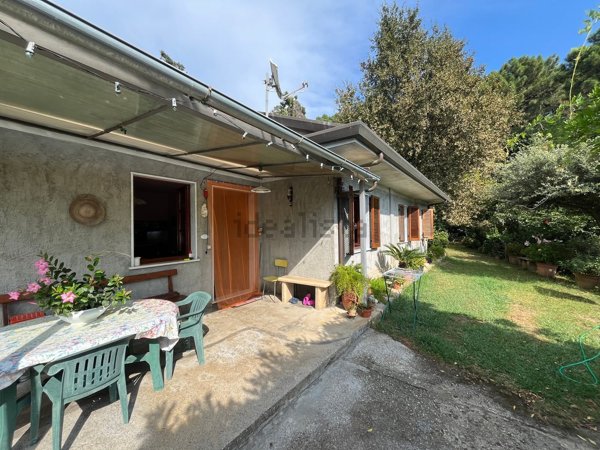 casa indipendente in vendita a Pietrasanta in zona Strettoia