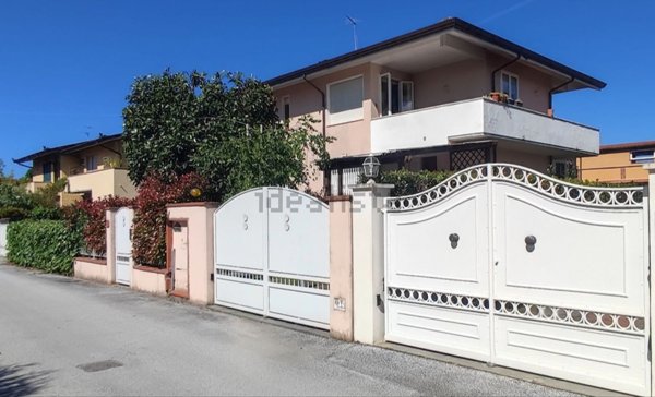 casa indipendente in vendita a Pietrasanta in zona Tonfano