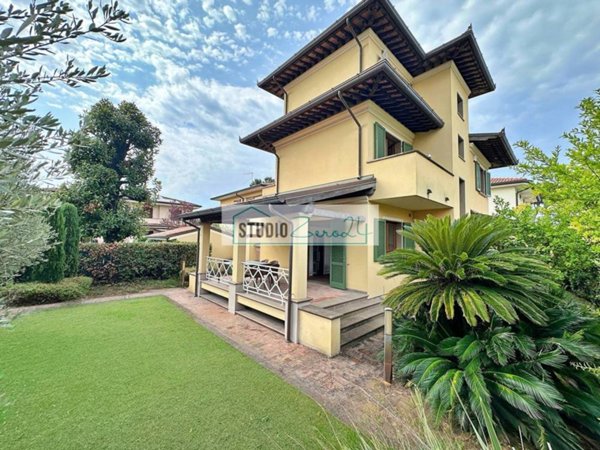 casa indipendente in vendita a Pietrasanta in zona Tonfano