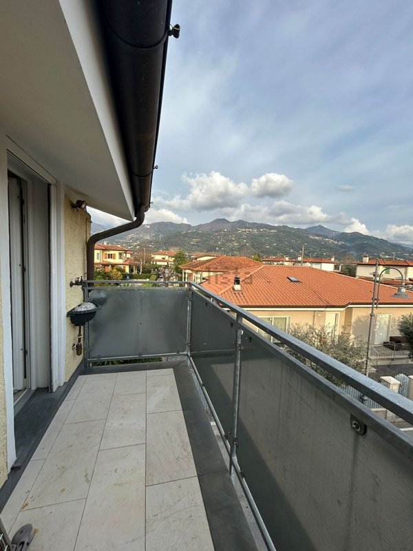 casa indipendente in vendita a Pietrasanta in zona Crociale