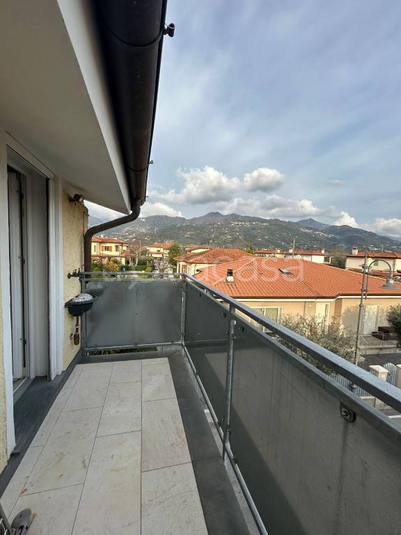 casa indipendente in vendita a Pietrasanta in zona Crociale