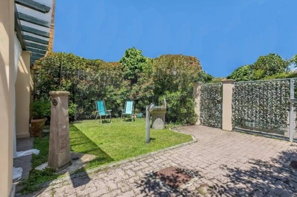 casa indipendente in vendita a Pietrasanta in zona Fiumetto