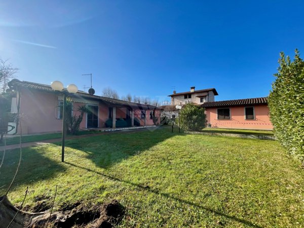 casa indipendente in vendita a Pietrasanta in zona Fiumetto