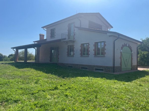casa indipendente in vendita a Pietrasanta in zona Strettoia