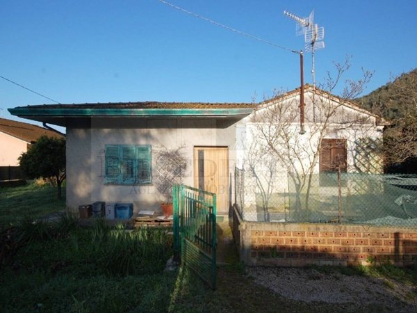 casa indipendente in vendita a Pietrasanta in zona Valdicastello