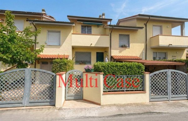 casa indipendente in vendita a Pietrasanta in zona Capezzano