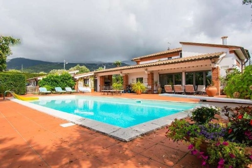 casa indipendente in vendita a Pietrasanta in zona Crociale