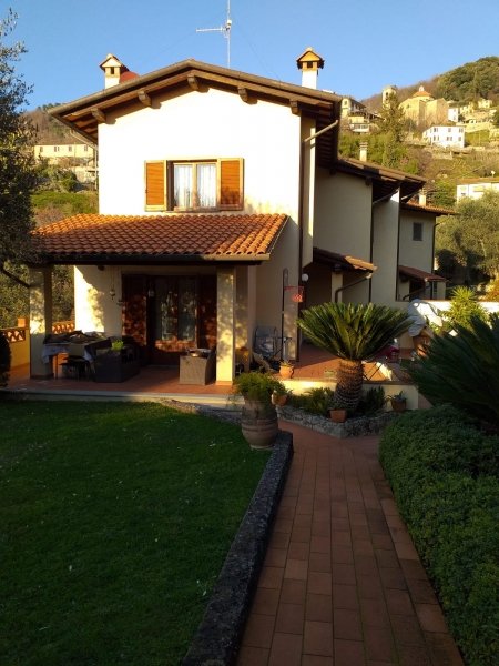 casa indipendente in vendita a Pietrasanta in zona Capezzano Monte