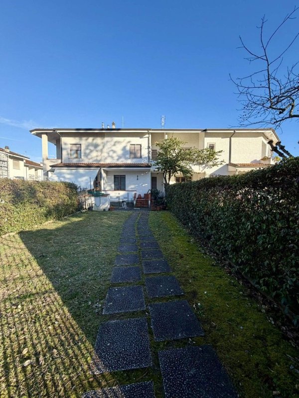 casa indipendente in vendita a Pietrasanta in zona Tonfano
