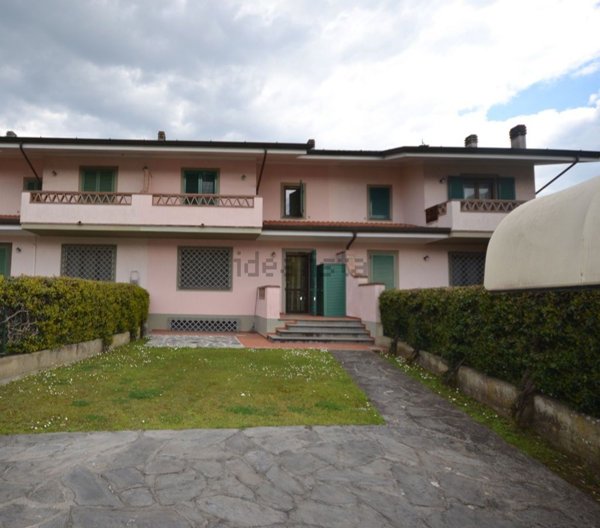 casa indipendente in vendita a Pietrasanta in zona Tonfano