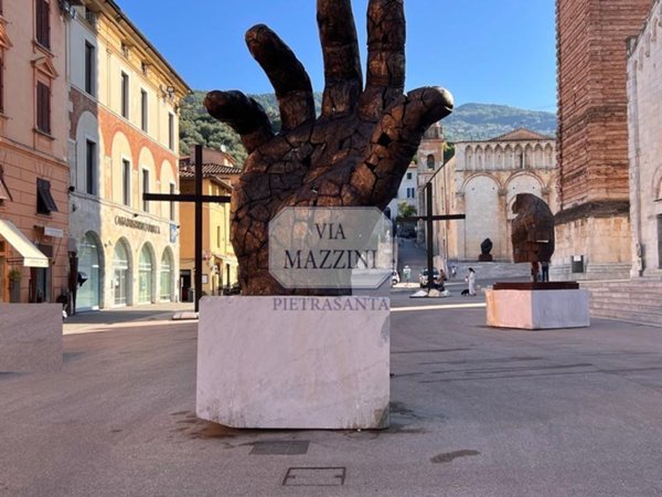 negozio in vendita a Pietrasanta