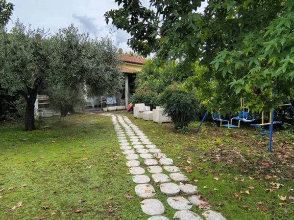 casa indipendente in vendita a Pietrasanta in zona Tonfano