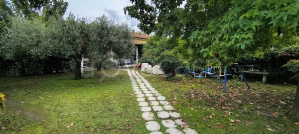 casa indipendente in vendita a Pietrasanta in zona Tonfano