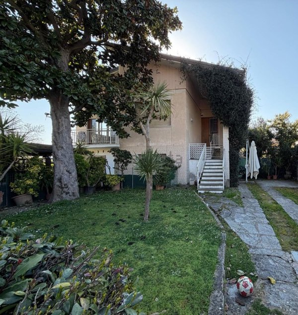 casa indipendente in vendita a Pietrasanta in zona Fiumetto