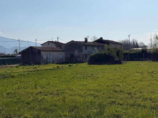 casa indipendente in vendita a Pietrasanta in zona Fiumetto