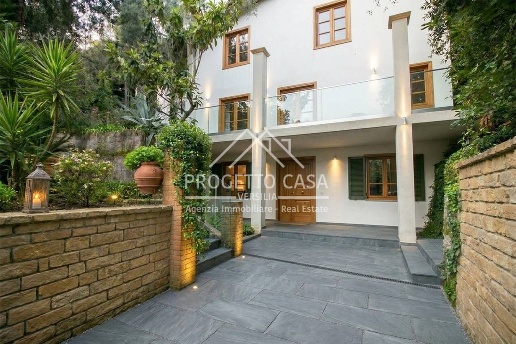 casa indipendente in vendita a Pietrasanta in zona Vignone