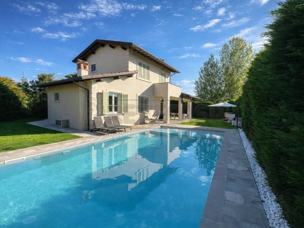 casa indipendente in vendita a Pietrasanta in zona Fiumetto
