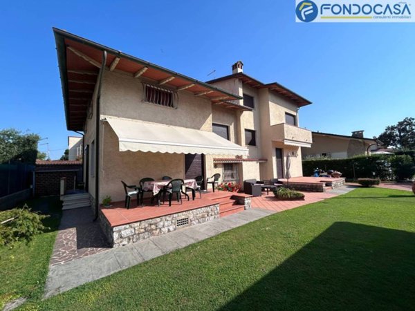 casa indipendente in vendita a Pietrasanta in zona Vignone