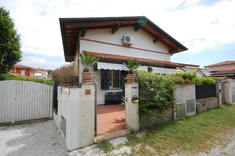 casa indipendente in vendita a Pietrasanta in zona Vignone