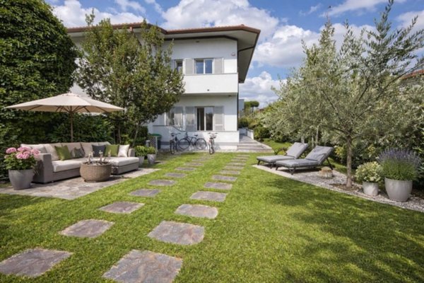 casa indipendente in vendita a Pietrasanta in zona Vignone