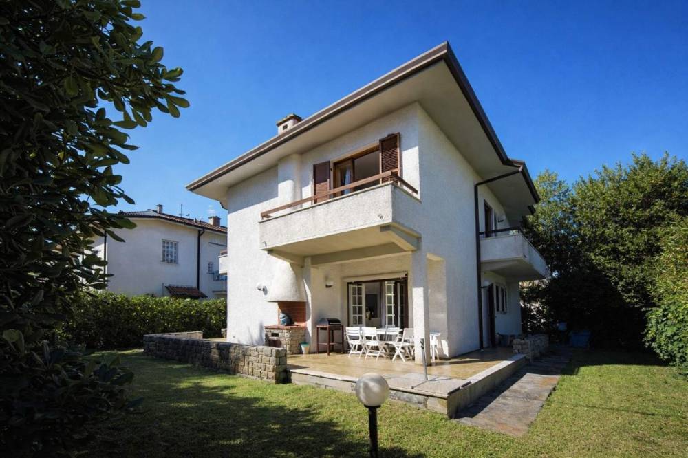 casa indipendente in vendita a Pietrasanta in zona Fiumetto