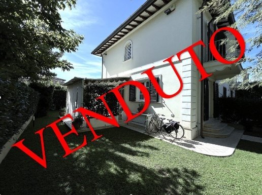 casa indipendente in vendita a Pietrasanta in zona Vignone