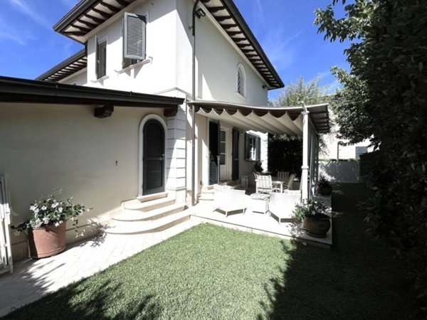 casa indipendente in vendita a Pietrasanta in zona Vignone