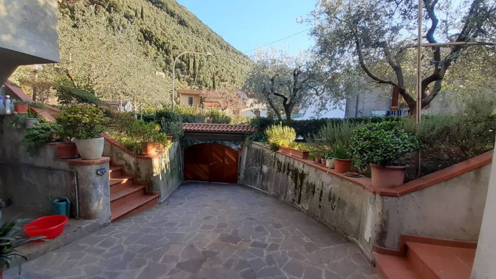 casa indipendente in vendita a Pietrasanta in zona Valdicastello
