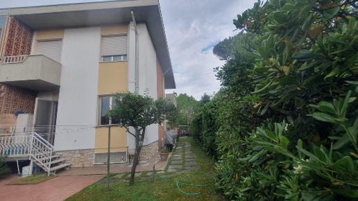 casa indipendente in vendita a Pietrasanta in zona Tonfano