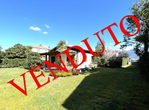 casa indipendente in vendita a Pietrasanta in zona Tonfano