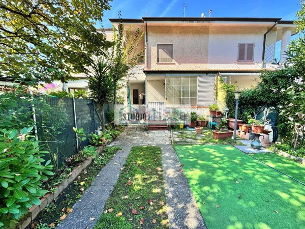 casa indipendente in vendita a Pietrasanta in zona Fiumetto