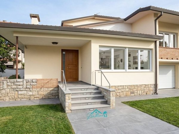 casa indipendente in vendita a Pietrasanta in zona Marina di Pietrasanta