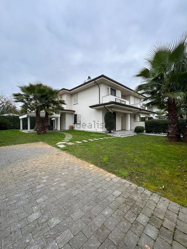 casa indipendente in vendita a Pietrasanta in zona Tonfano