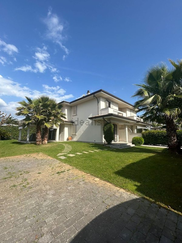 casa indipendente in vendita a Pietrasanta in zona Tonfano