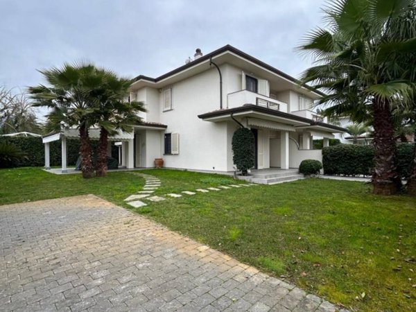 casa indipendente in vendita a Pietrasanta in zona Tonfano