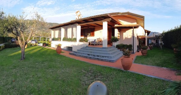 casa indipendente in vendita a Pietrasanta in zona Strettoia