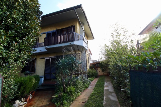 casa indipendente in vendita a Pietrasanta in zona Fiumetto