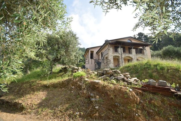 casa indipendente in vendita a Pietrasanta in zona Strettoia