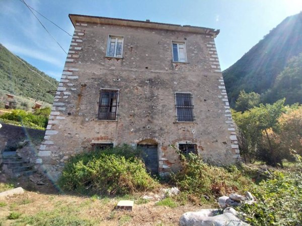 casa indipendente in vendita a Pietrasanta in zona Valdicastello