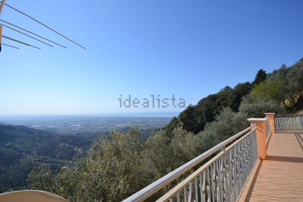 casa indipendente in vendita a Pietrasanta in zona Capezzano Monte