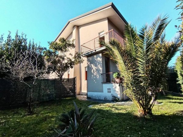 casa indipendente in vendita a Pietrasanta in zona Marina di Pietrasanta