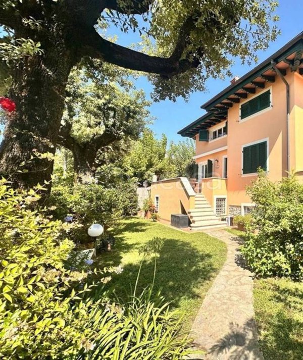 casa indipendente in vendita a Pietrasanta in zona Focette