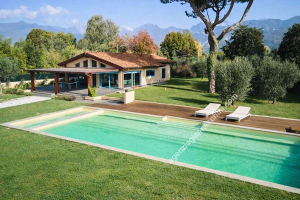 casa indipendente in vendita a Pietrasanta in zona Crociale