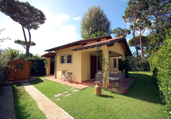 casa indipendente in vendita a Pietrasanta in zona Tonfano