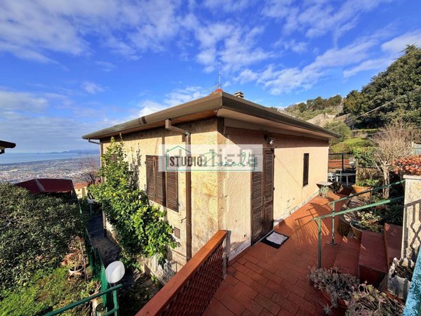 casa indipendente in vendita a Pietrasanta in zona Capriglia
